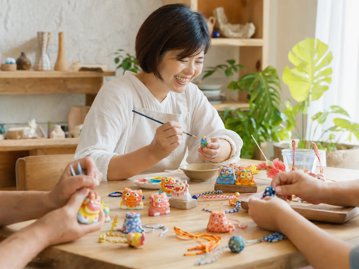 SOONESSで工芸品の制作に取り組む様子