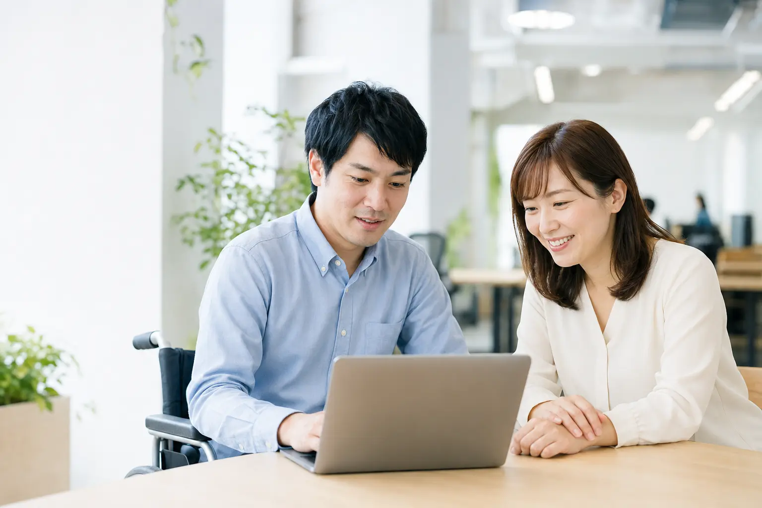SOONESSでパソコン業務に取り組む様子
